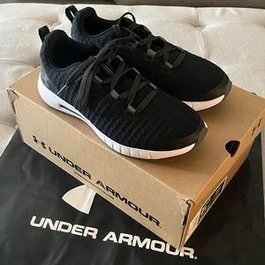 NWOT Never worn Under Armour Boys black and white sneakers size 4.5Y
